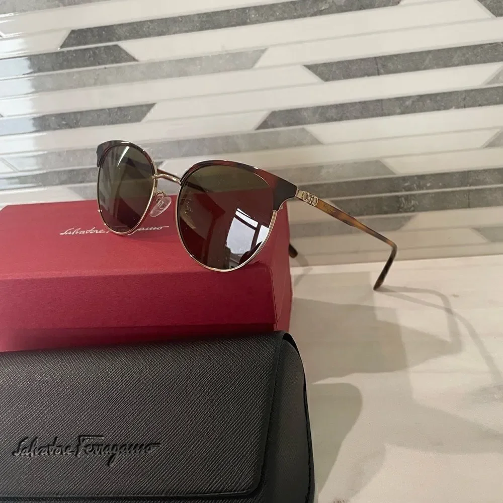 NIB SALVATORE FERRAGAMO SF2201S-723-53 Ladies Sunglasses